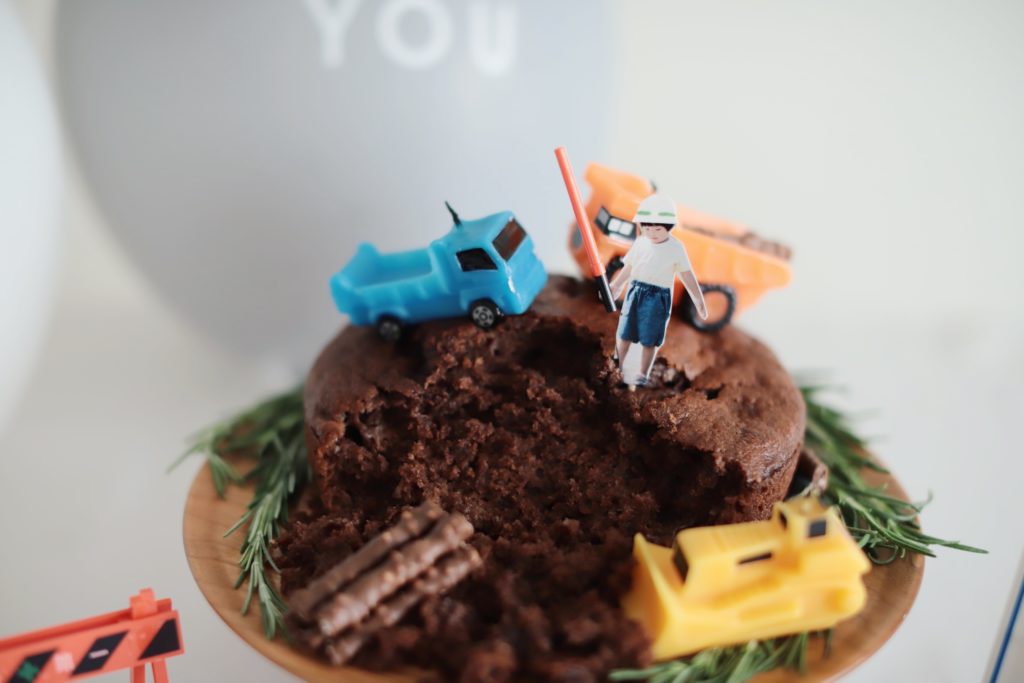 息子のお誕生日に 工事現場イメージの ドボクケーキ を作りました つづる