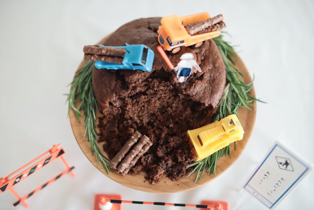 息子のお誕生日に 工事現場イメージの ドボクケーキ を作りました つづる