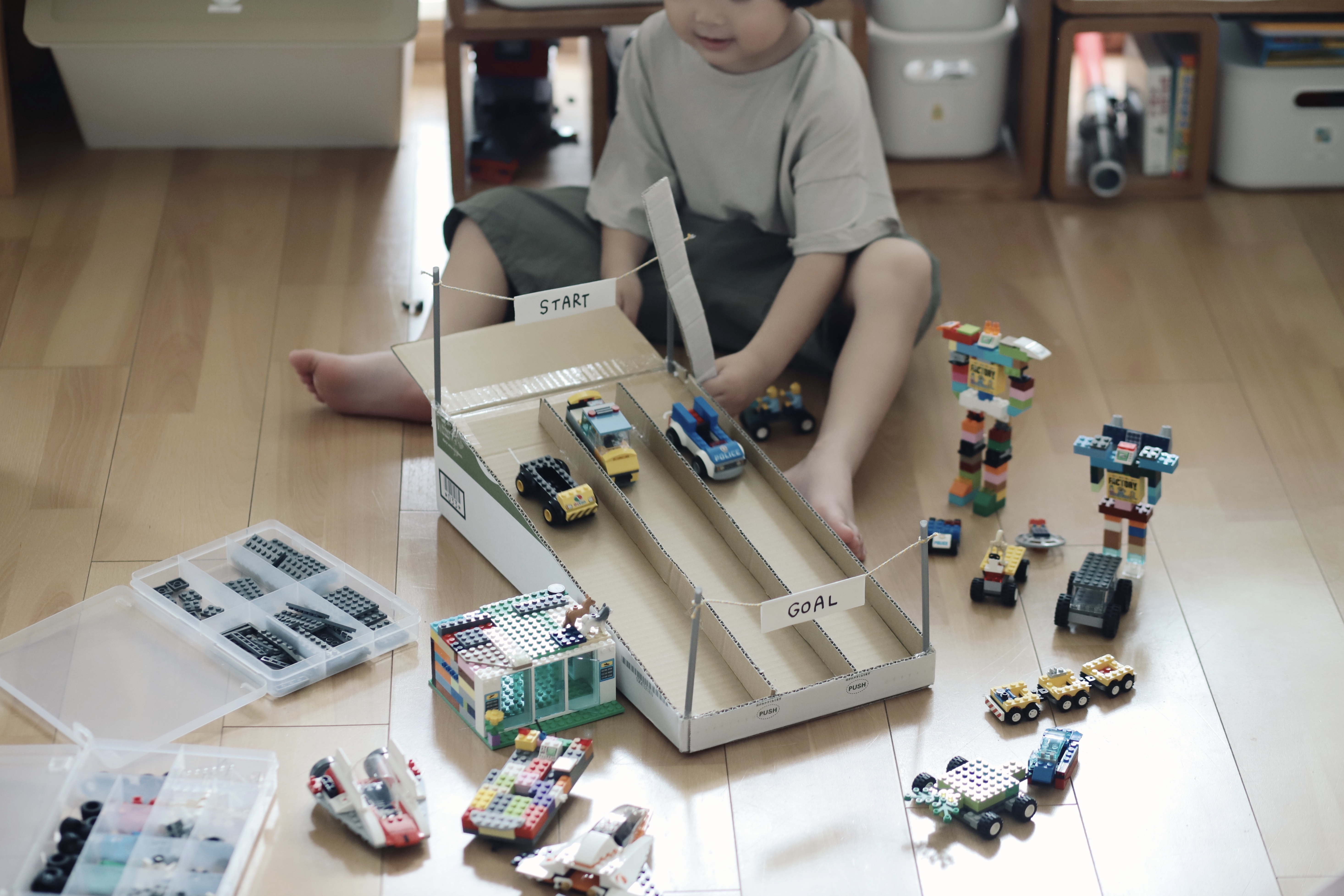 トミカやレゴで作った車を走らせよう レゴ作品の収納もできる ダンボールで作るレーシングコース つづる